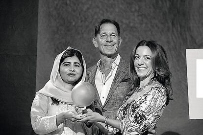 Carolina García Jayaram junto a Malala Yousafzai y Joseph Deitch, cofundador de the Elevate Prize Foundation.