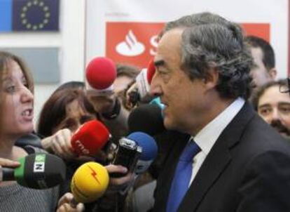 El presidente de la CEOE, Juan Rosell, atiende a los medios a su llegada a la inauguración del XVII Congreso internacional de jóvenes empresarios, esta mañana en la Sede del Consejo Superior de Cámaras, en Madrid.