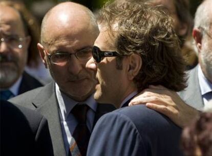 El consejero vasco de Interior, Rodolfo Ares, con el hermano de Eduardo Puelles.