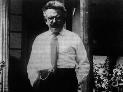 Walter Benjamin (1892-1940), frente a la casa de Breun en Dinamarca, del libro de Bernd Witte.