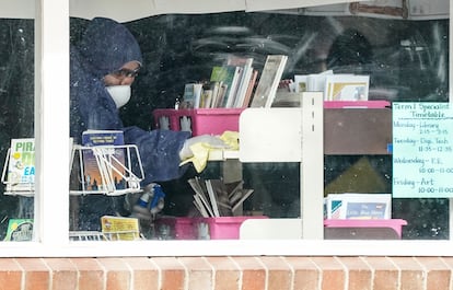 Un trabajador limpia una clase en una escuela en Melbourne, este domingo.