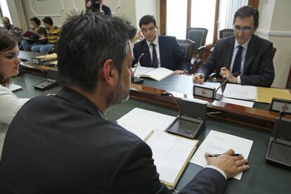 El presidente de la Comisión, Carlos Galiana, con el escrito enviado por Barberá.