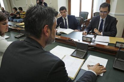 El presidente de la Comisi&oacute;n, Carlos Galiana, con el escrito enviado por Barber&aacute;. 