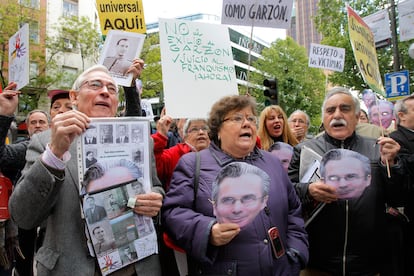 Un grupo de personas, entre ellas la abogada Cristina Almeida (c), se  concentraron en el exterior de la Audiencia Nacional para dar su apoyo al juez Baltasar Garzón.