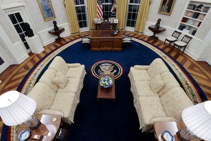 Vista general del Despacho Oval, decorado para el presidente Joe Biden, en la Casa Blanca.