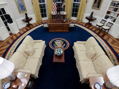 Vista general del Despacho Oval, decorado para el presidente Joe Biden, en la Casa Blanca.