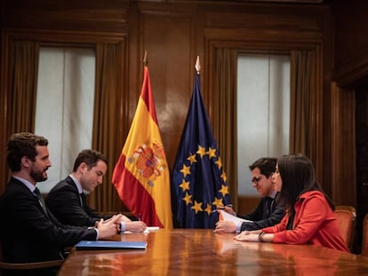 Reunión entre el presidente del PP, Pablo Casado, y la portavoz parlamentaria de Ciudadanos, Inés Arrimadas, junto Teodoro García Egea y José María Espejo-Saavedra, para hablar de coaliciones en elecciones autonómicas.
 
 