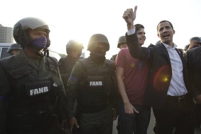 Juan Guaidó, com um grupo de soldados, no exterior da base militar de Carlota, na Venezuela.