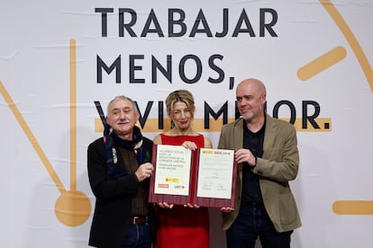 Yolanda Díaz, con los secretarios generales de CCOO y UGT, Unai Sordo y Pepe Álvarez, tras la firma del acuerdo.