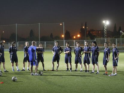 El entrenador José Ramón Hernández da instrucciones a las jugadoras del equipo femenino del Rayo Vallecano el pasado viernes.