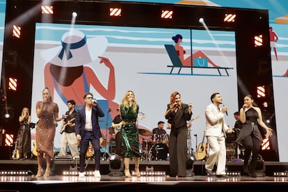 De izquierda a derecha: Nia Correia, David DeMaria, Edurne, Leire Martínez, Lucas Curotto y Chenoa interpretando 'Inmortal'. Imagen cedida por la organización.