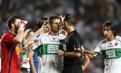 Los jugadores del Elche protestan la jugada del penalti en el descuento.