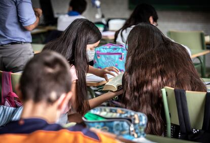 Alumnos durante una clase en un colegio público valenciano.