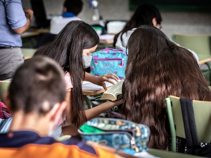 Alumnos durante una clase en un colegio público valenciano.