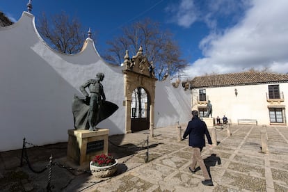 El director de la Real Maestranza de Ronda, Ignacio Herrera, en el patio de la institución en febrero de 2023.