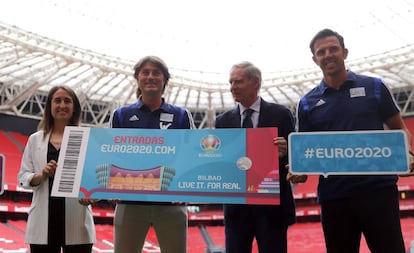 De izquierda a derecha, Iraide Iturregui, Julen Guerrero, Txetxu Rojo y Carlos Marchena en el estadio de San Mamés, una de las 12 sedes de la Eurocopa 2020.