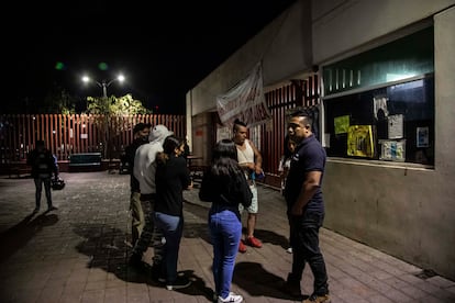 Familiares de heridos por accidente en la Línea 12 del metro esperan afuera de hospitales