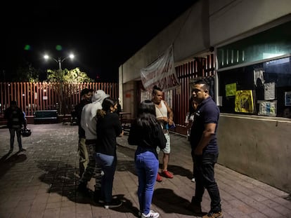 Familiares de heridos por accidente en la Línea 12 del metro esperan afuera de hospitales