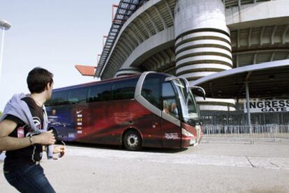 Un joven observa la llegada del autobús del Barcelona al estadio de San Siro.