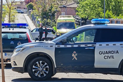 Agentes de la Guardia Civil controlan la entrada a la urbanización Medina Azahara, este sábado en Chiloeches (Guadalajara).