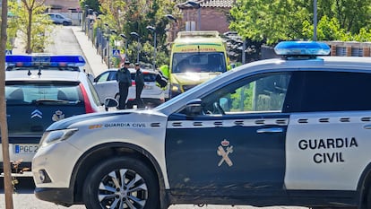 Agentes de la Guardia Civil controlan la entrada a la urbanización Medina Azahara, este sábado en Chiloeches (Guadalajara).