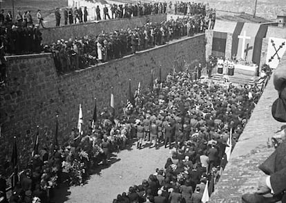 Misa en el foso de Santa Elena en el Castillo de Montjuïc, tras la guerra.