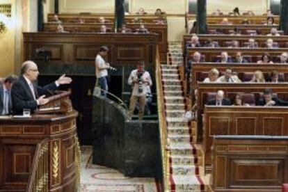 El ministro de Hacienda, Cristóbal Montoro, durante su intervención en el pleno del Congreso de los Diputados hoy.