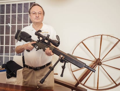 George L. Lyon, instrutor e advogado favorável ao direito ao porte de armas, em sua casa de Washington, D.C.