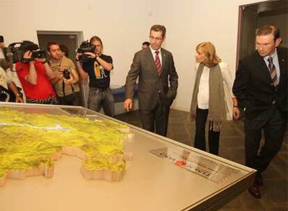 Markel Olano, López de Guereñu e Ibarretxe, ante una de las maquetas de la exposición del proyecto de la <i>Y</i> vasca.