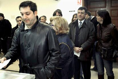 El líder de ERC, Joan Puigcercós, ha depositado su voto en la Escuela Josep Tous. El candidato ha pedido a la gente que vaya a las urnos para que  "se pueda conseguir que el Parlament sea muy representativo".