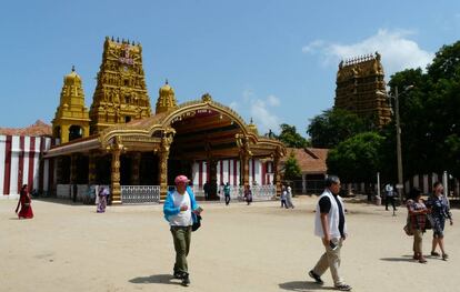 Turistas frente al templo Nallur Kandaswamy, en Jaffna (Sri Lanka), el pasado julio.