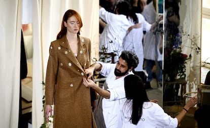 Moisés Nieto viste a su modelo en la facultad de Bellas Artes, en el primer desfile de Mercedes Benz Fashion Week Madrid.