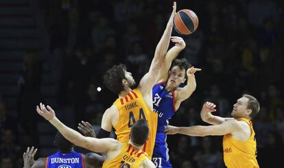 Heurtel pasa el bal&oacute;n, ante Tomic