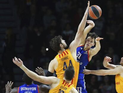 Heurtel pasa el bal&oacute;n, ante Tomic