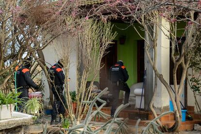 Diversos agents de l'ARRO entren al domicili del principal sospitós. A l'interior del domicili hi ha tres persones.