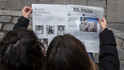 Jóvenes leen el periódico El País, en Madrid, el 8 de marzo del 2021.