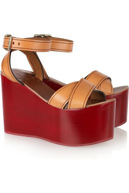 Con suela de casi 12 cm, estas sandalias de cuero y madera lacada son de Isabel Marant y cuestan 395 euros.