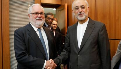 El vicepresidente iraní Ali Akbar Salehi saluda a Miguel Arias Cañete, comisario europeo de Energía, este sábado en Teherán.