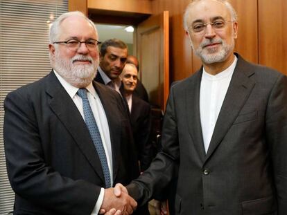 El vicepresidente iraní Ali Akbar Salehi saluda a Miguel Arias Cañete, comisario europeo de Energía, este sábado en Teherán.