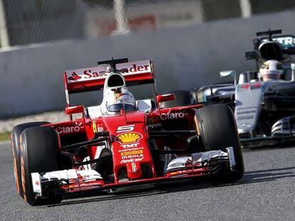 Los pilotos de F&oacute;rmula Uno Sebastian Vettel y Lewis Hamilton, durante unas pruebas en el circuito de Montmel&oacute;.