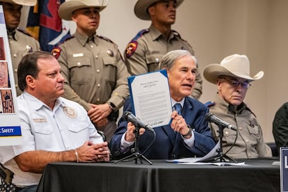 El gobernador Greg Abbott firma una proclamación que declara a la banda venezolana Tren de Aragua una organización terrorista internacional, el 16 de septiembre en Houston (Texas).