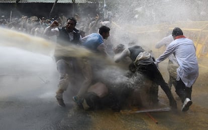 Un cañón de agua dispara a unos manifestantes en Nueva Delhi, India. La policía cargo así contra quienes protestaron por las reformas sobre las tierras del primer ministro indio, Narendra Modi, que afectarán a millones de campesinos y granjeros.