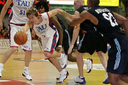 Macijauskas sale trastabillado en una jugada entre Gelabale y Burke, antes de que llegue Bullock.