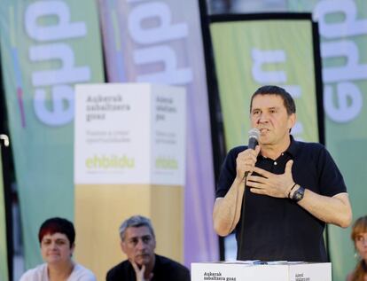 El líder de Sortu, Arnaldo Otegi, junto a los candidatos de la coalición abertzale Marian Beitialarrangoitia y Oskar Matute, participa en el acto de inicio de campaña electoral de EH Bildu en la localidad guipuzcoana de Irún.