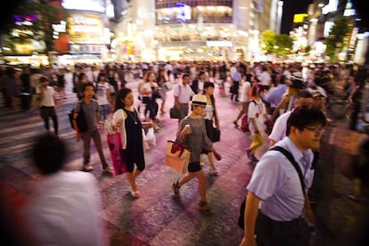 <p>Una de las claves para Neis es el carácter social y económicamente inclusivo y cooperativo: desde poder ir caminando al trabajo como cultivar un huerto urbano. A nivel internacional se le llama urban farming y los hay en decenas de ciudades de todas las latitudes: Londres, París, Nueva York o Madrid. En Toronto, Canadá, hay 1,2 millones de metros cuadrados y en Copenhague ya son obligatorias las azoteas verdes.</p><p>Neis aboga por una ciudad atractiva y habitable siguiendo el ejemplo asiático: “Con densidades de población mucho más altas, la vida urbana resulta diferente, más conectada, como en Tokio”. La capital japonesa ha sido elegida este año como ciudad ganadora en el top 25 de la revista Monocle, que mide ratios como cuánto cuesta una taza de café (3 euros) o cuánta basura se recicla (el 23%). “Desde cualquier medida convencional, Tokio debería ser un desastre”, comienza la revista, “sin embargo prueba día a día que el transporte puede ser barato y puntual, que la comida puede tener un equilibrio entre precio y calidad y que millones de habitantes pueden convivir y además ser amables entre ellos”.</p><p><i>En la imagen, los pasos peatonales de Shibuya. en Tokio.</i></p>