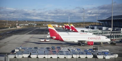 Aviones de Iberia e Iberia Express en el aeropuerto de Madrid-Barajas.