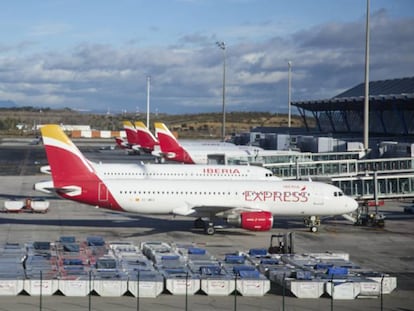 Aviones de Iberia e Iberia Express en el aeropuerto de Madrid-Barajas. 