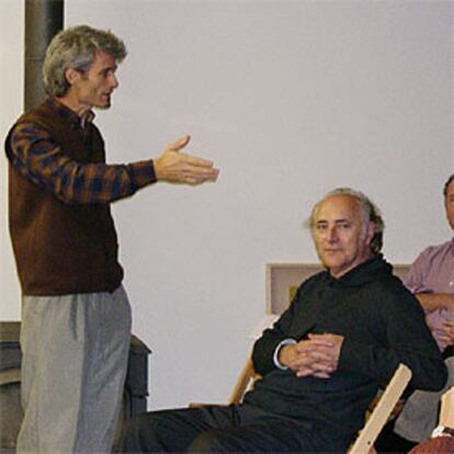 El director Raúl Rodríguez, de pie, y Amancio Prada, durante el estreno de <i>Y véante mis ojos,</i> en la localidad segoviana de Basardilla.