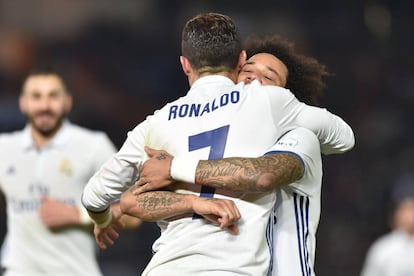 Marcelo felicita a Cristiano Ronaldo por el cuarto gol del equipo blanco.