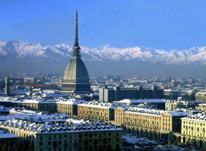 Turín rodeado por los Alpes con la Mole Antonelliana coronando la ciudad